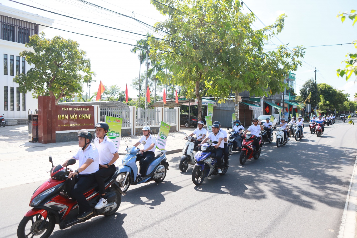 Đoàn xe dài hàng chục mét quảng bá, tuyên truyền sử dụng xăng E10 RON 95 đi qua tuyến đường Phan Bội Châu.