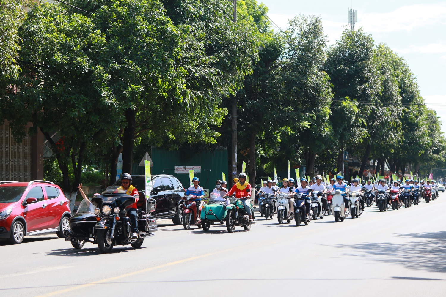 Hoạt động đã thu hút sự chú ý của đông đảo người dân địa phương về sản phẩm xăng sinh học E10 RON 95.