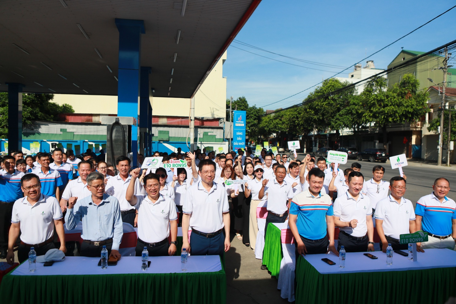 Toàn thể CBCNV BSR và PVOIL thể hiện quyết tâm tuyên truyền đến người dân sử dụng xăng sinh học E10 RON 95 thân thiện với môi trường.
