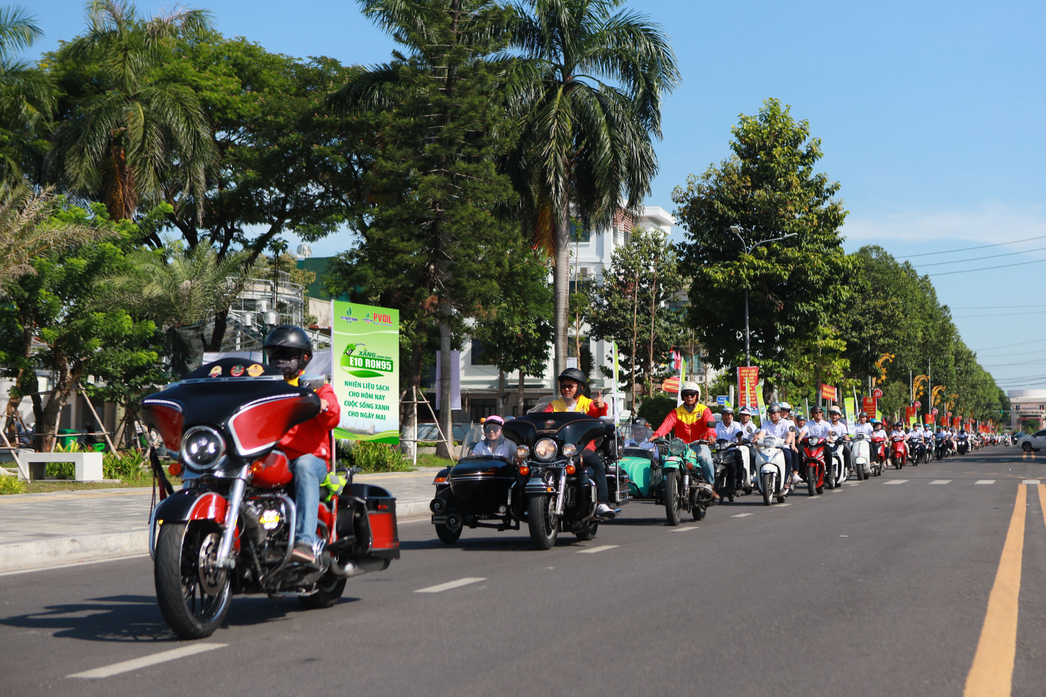 Đoàn xe gắn máy hơn 100 chiếc tham gia tuyên truyền tại chương trình.