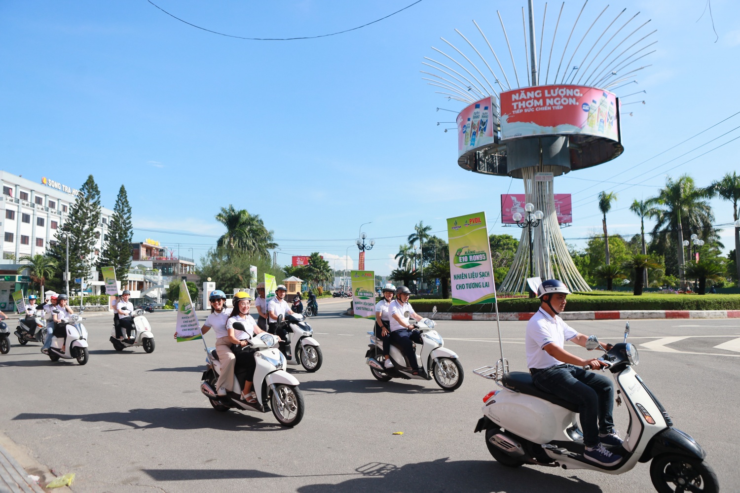 Các CBCNV của BSR và PVOIL tuyên truyền về việc sử dụng xăng sinh học E10 RON 95 tại khu vực gần Cầu Trà Khúc 1 của Quảng Ngãi.