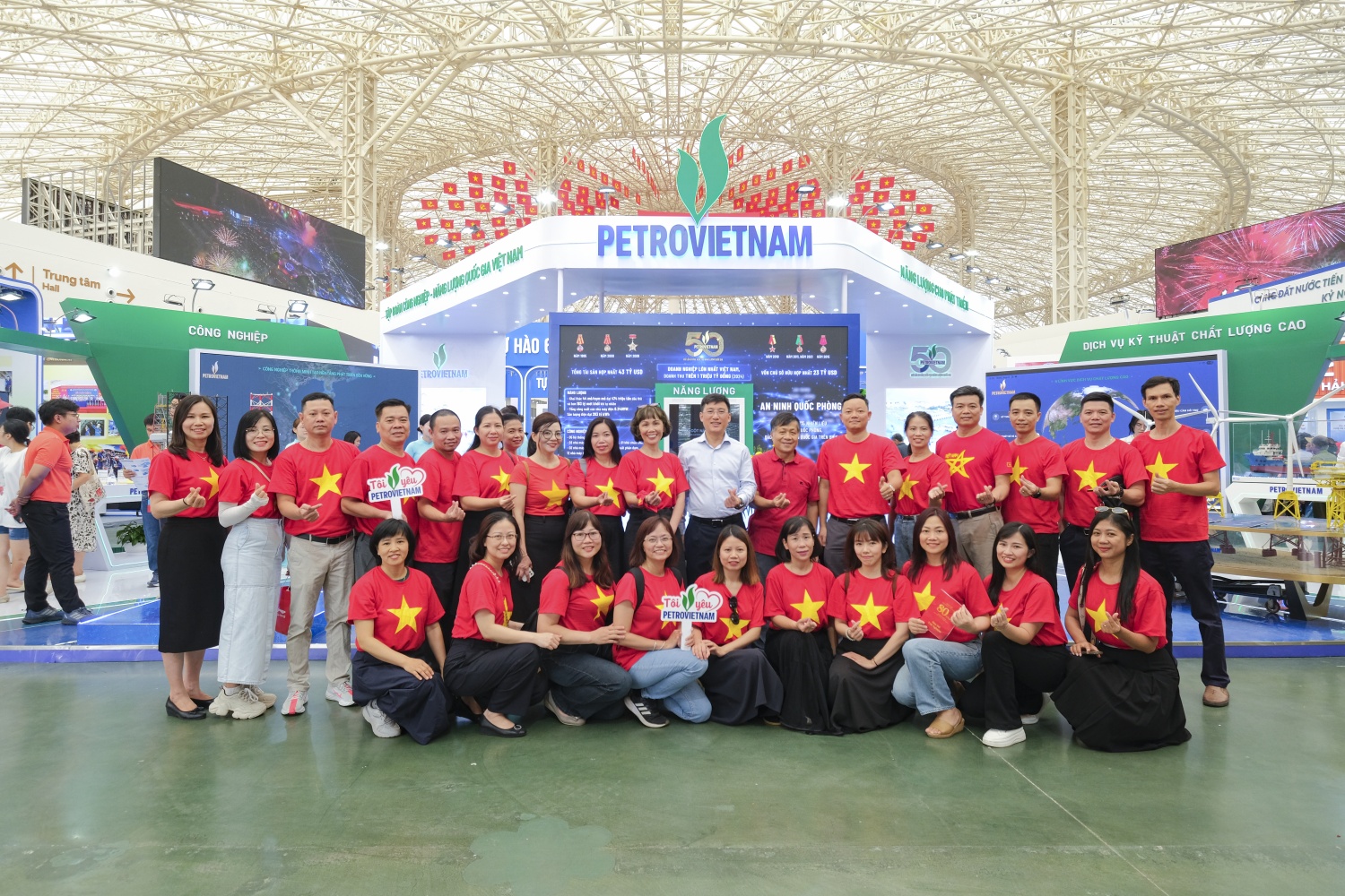 Chi bộ 1 thuộc Đảng bộ Nghiên cứu Khoa học và Đào tạo tham quan Triển lãm Thành tựu đất nước