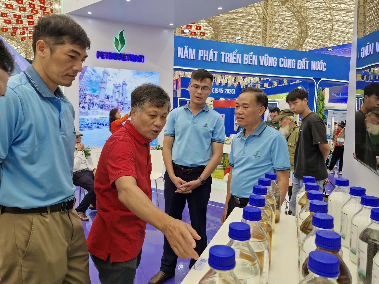 Chi bộ 1 thuộc Đảng bộ Nghiên cứu Khoa học và Đào tạo tham quan Triển lãm Thành tựu đất nước