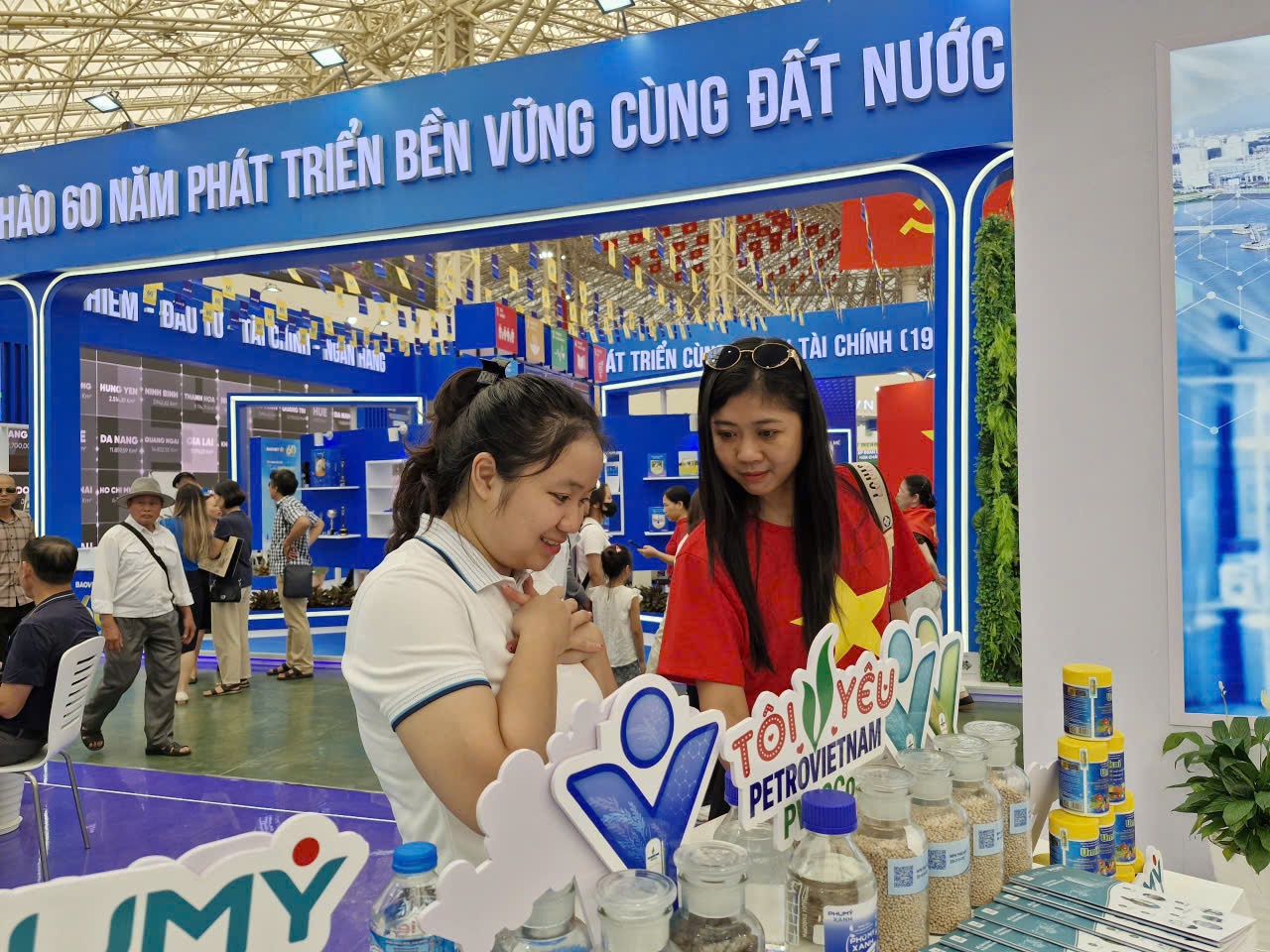 Chi bộ 1 thuộc Đảng bộ Nghiên cứu Khoa học và Đào tạo tham quan Triển lãm Thành tựu đất nước