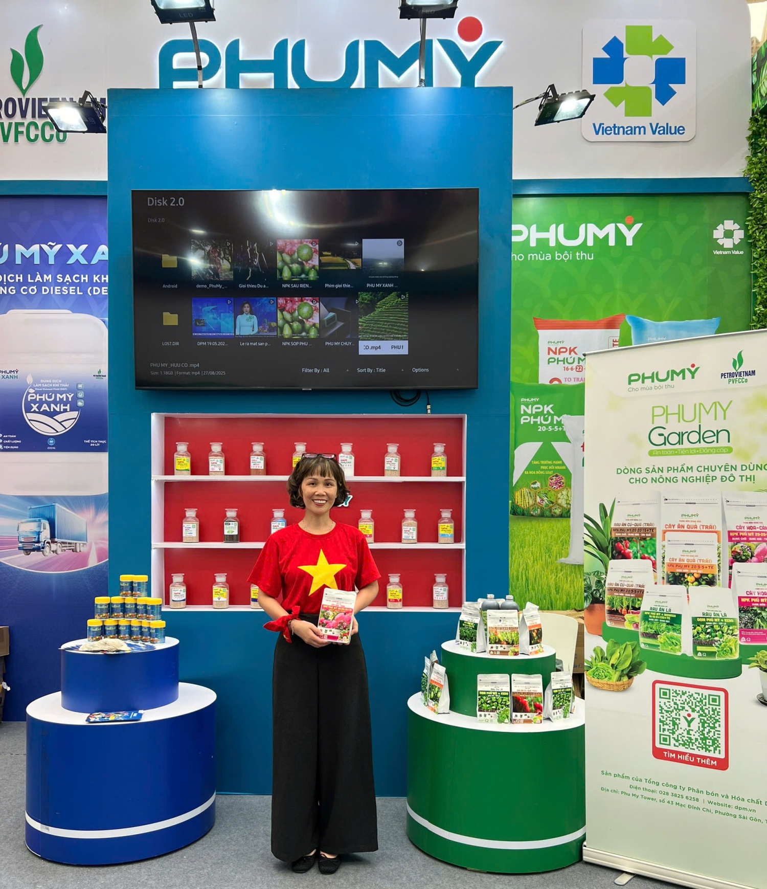 Chi bộ 1 thuộc Đảng bộ Nghiên cứu Khoa học và Đào tạo tham quan Triển lãm Thành tựu đất nước