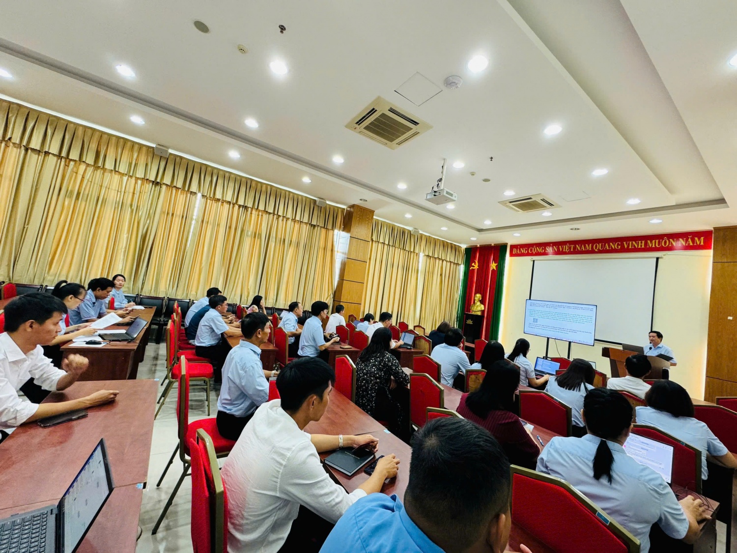 Đảng bộ Nghiên cứu Khoa học và Đào tạo đổi mới và nâng cao chất lượng sinh hoạt chi bộ