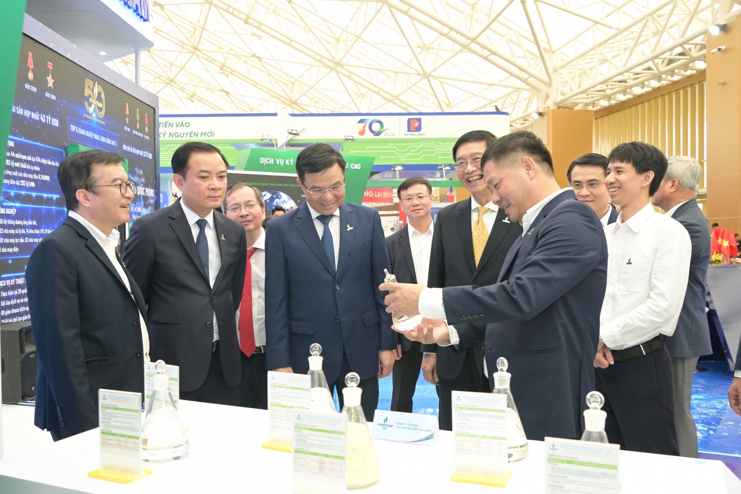 Ban lãnh đạo Petrovietnam tham quan gian hàng Triển lãm và các sản phẩm trưng của BSR.