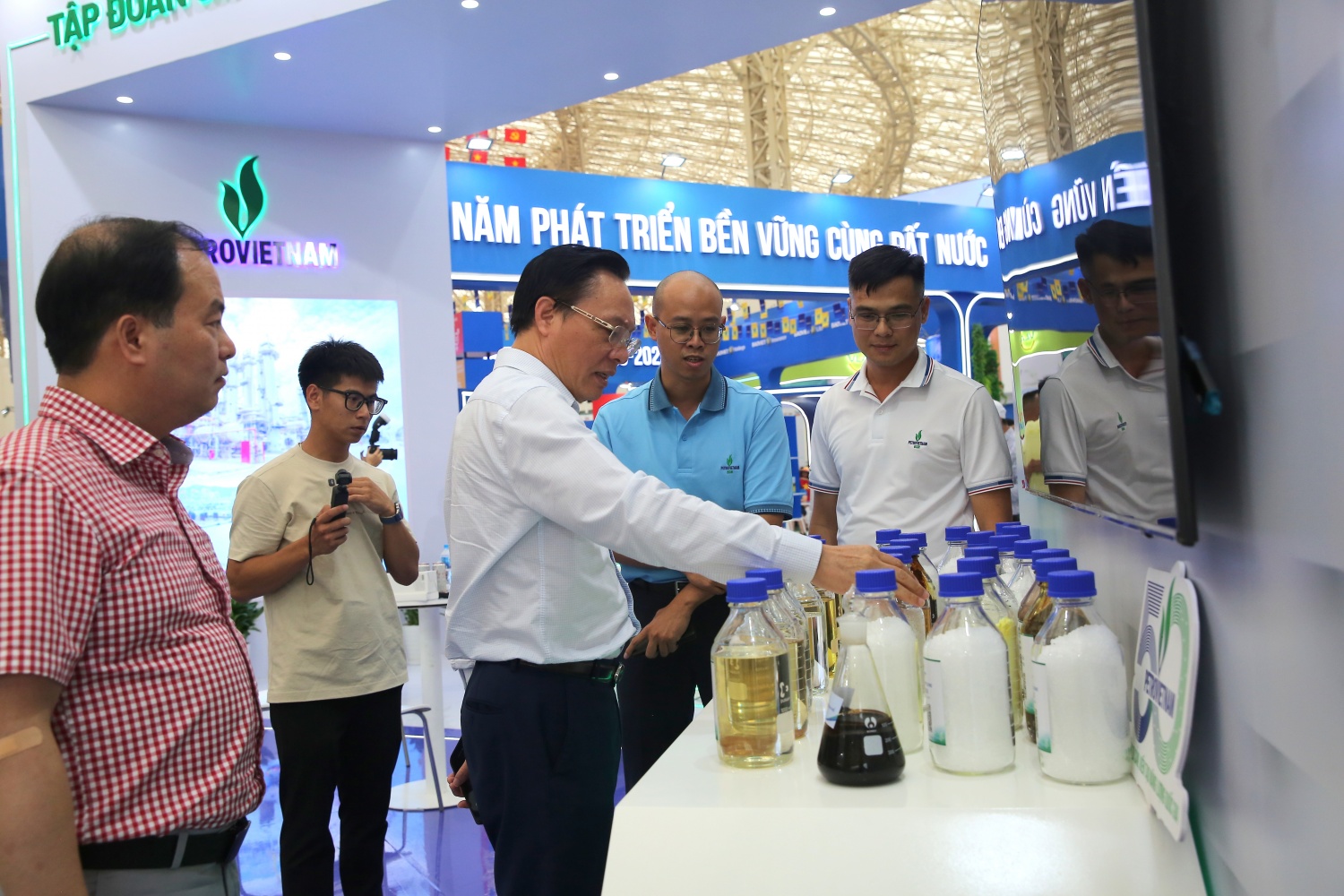 Ông Bùi Minh Tiến - Thành viên HĐTV Petrovietnam tham quan gian hàng BSR.