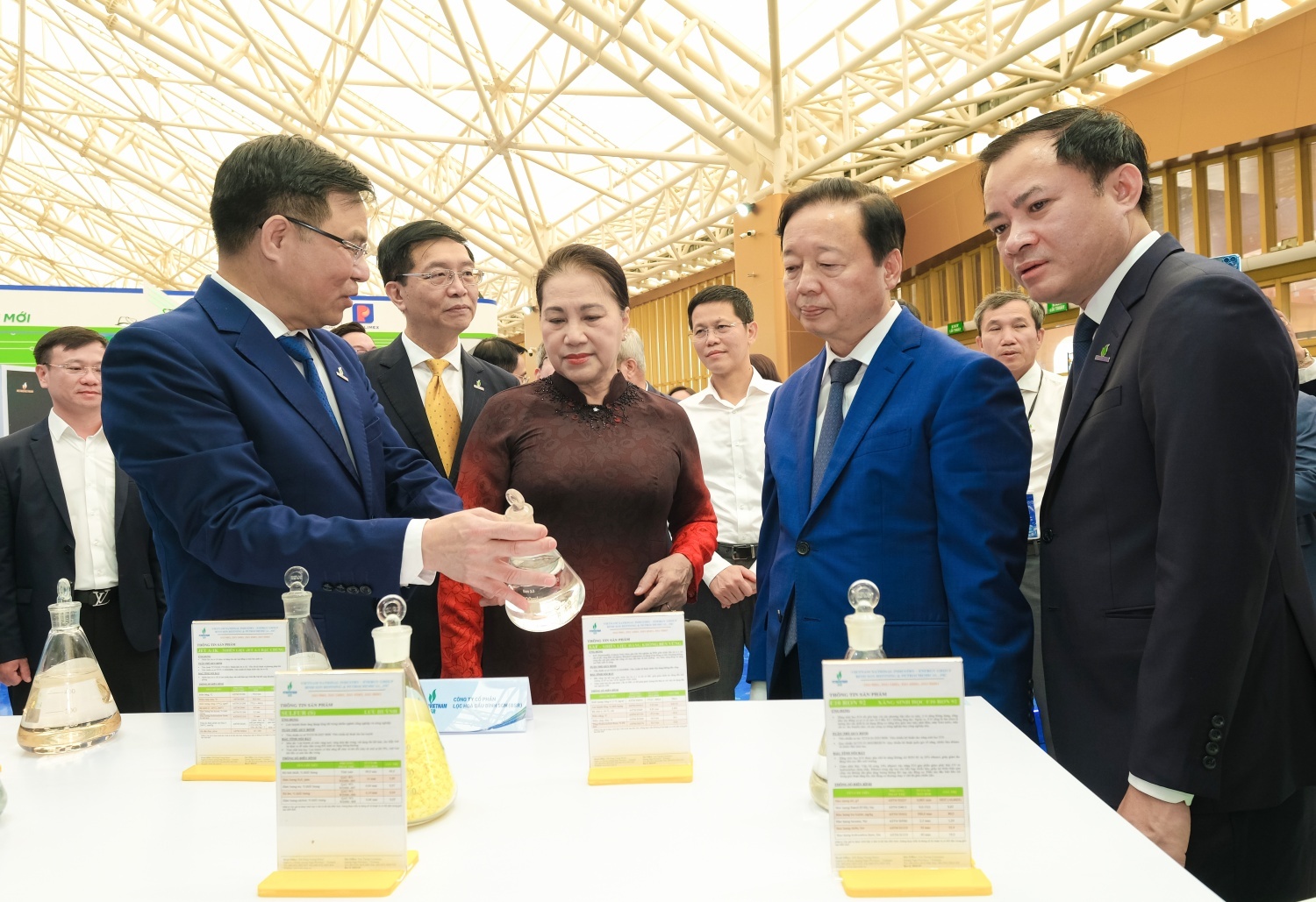 Đồng chí Lê Mạnh Hùng - Bí thư Đảng ủy, Chủ tịch HĐTV Petrovietnam giới thiệu đến nguyên Chủ tịch Quốc hội Nguyễn Thị Kim Ngân và Phó Thủ tướng Trần Hồng Hà các sản phẩm của BSR.