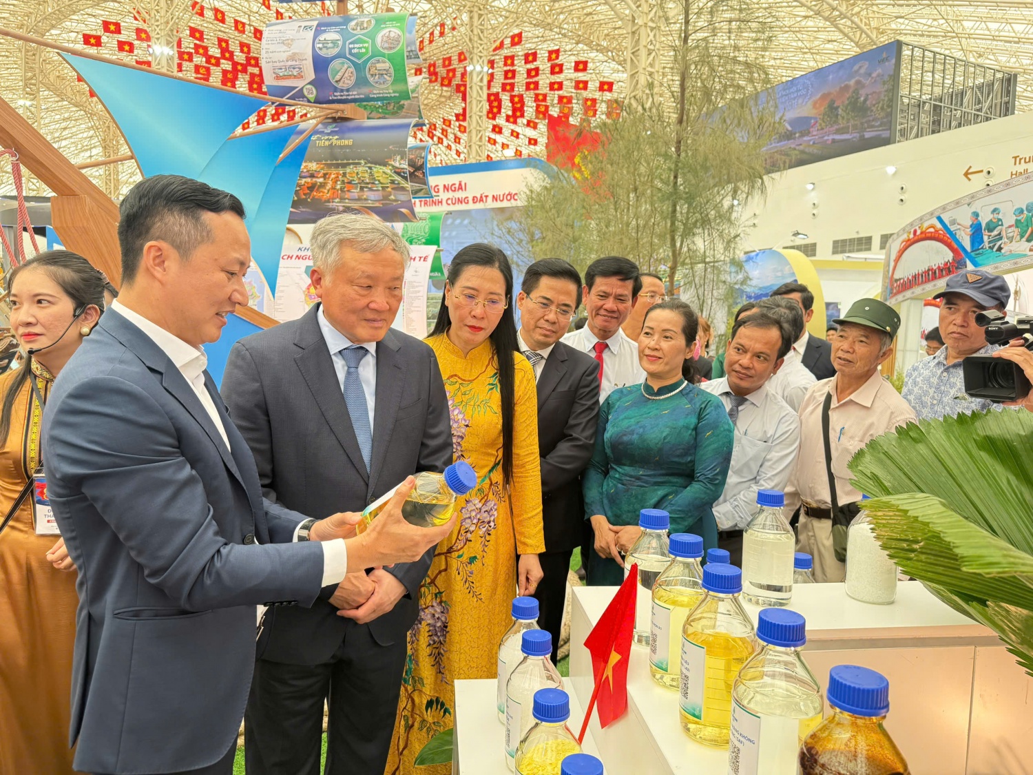 Phó Thủ tướng thường trực Chính phủ Nguyễn Hòa Bình cùng các đồng chí Ban Thường vụ Tỉnh uỷ Quảng Ngãi tham quan, tìm hiểu về các sản phẩm của BSR tại Triển lãm.