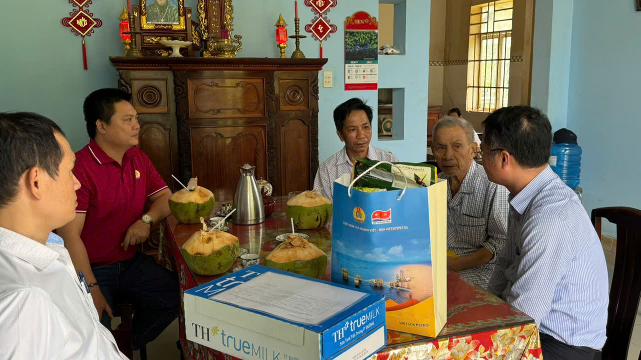 Công đoàn Vietsovpetro tặng quà đoàn viên nhân Tuần lễ Văn hóa Dầu khí 2025