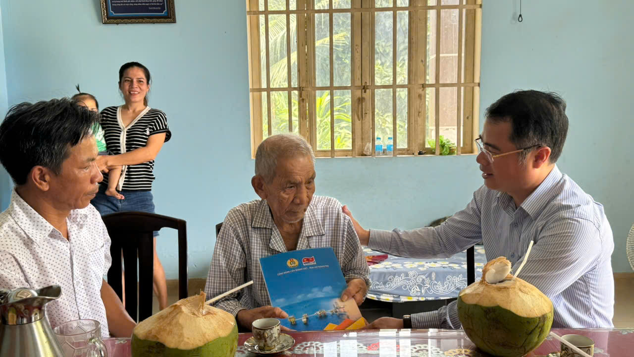 Công đoàn Vietsovpetro tặng quà đoàn viên nhân Tuần lễ Văn hóa Dầu khí 2025