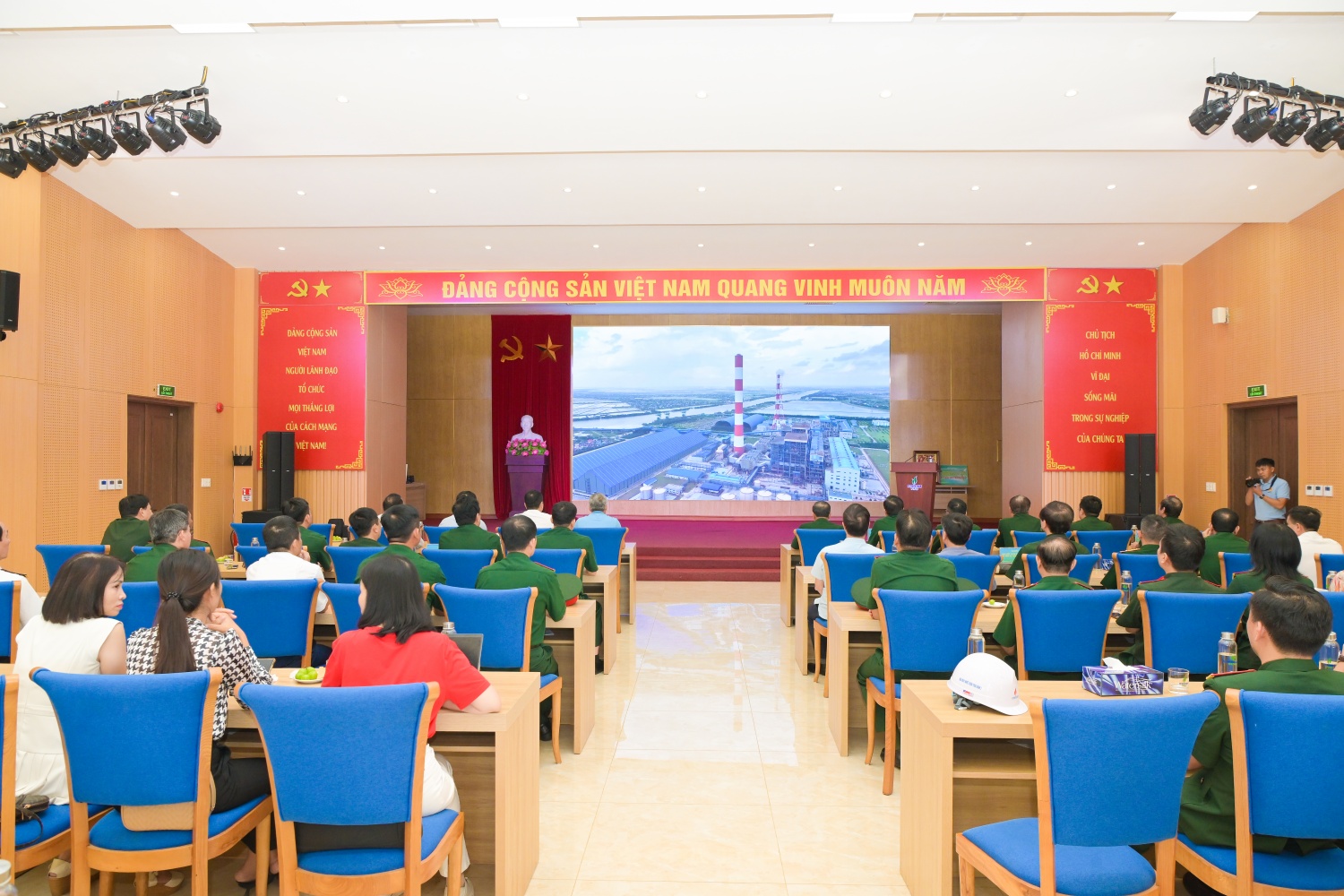 [Chùm ảnh] Hội CCB Petrovietnam thăm Nhà máy Nhiệt điện Thái Bình 2 và Khu lưu niệm Công trình Dầu khí đầu tiên