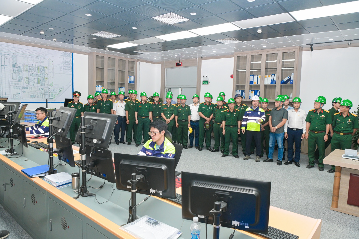 [Chùm ảnh] Hội CCB Petrovietnam thăm Nhà máy Nhiệt điện Thái Bình 2 và Khu lưu niệm Công trình Dầu khí đầu tiên