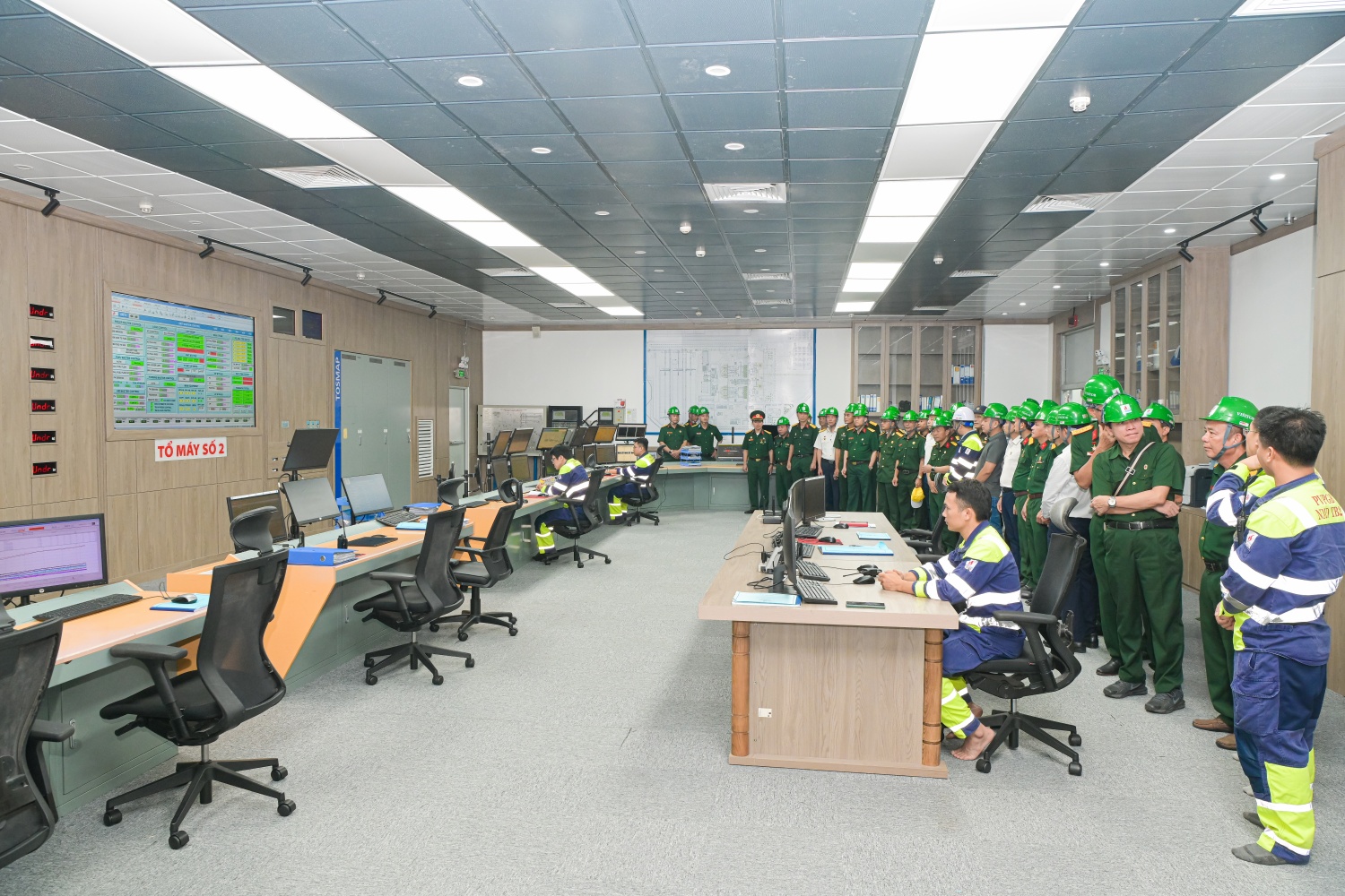 [Chùm ảnh] Hội CCB Petrovietnam thăm Nhà máy Nhiệt điện Thái Bình 2 và Khu lưu niệm Công trình Dầu khí đầu tiên