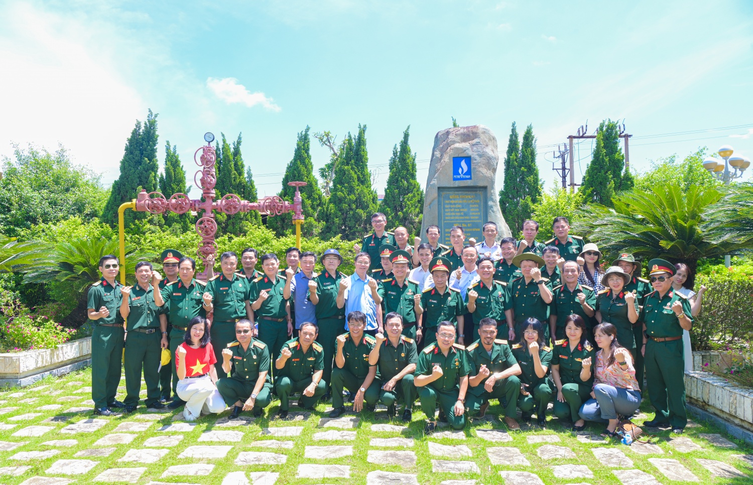 [Chùm ảnh] Hội CCB Petrovietnam thăm Nhà máy Nhiệt điện Thái Bình 2 và Khu lưu niệm Công trình Dầu khí đầu tiên