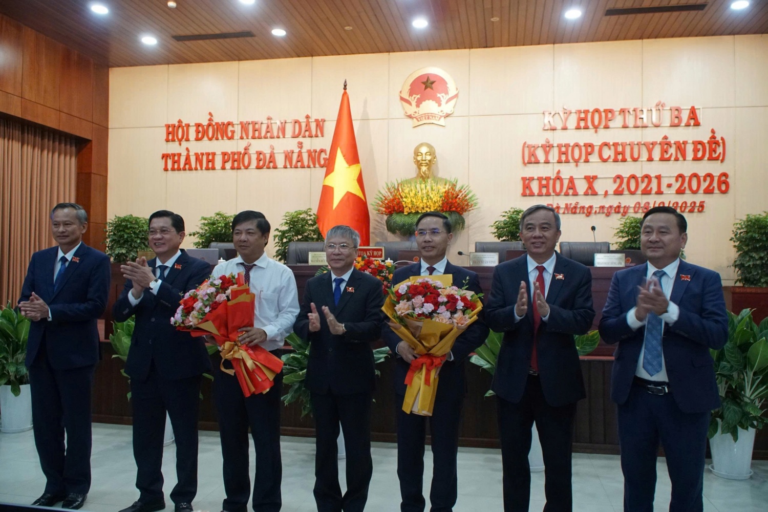 Ông Lương Nguyễn Minh Triết và ông Phạm Đức Ấn nhận hoa chúc mừng tại kỳ họp