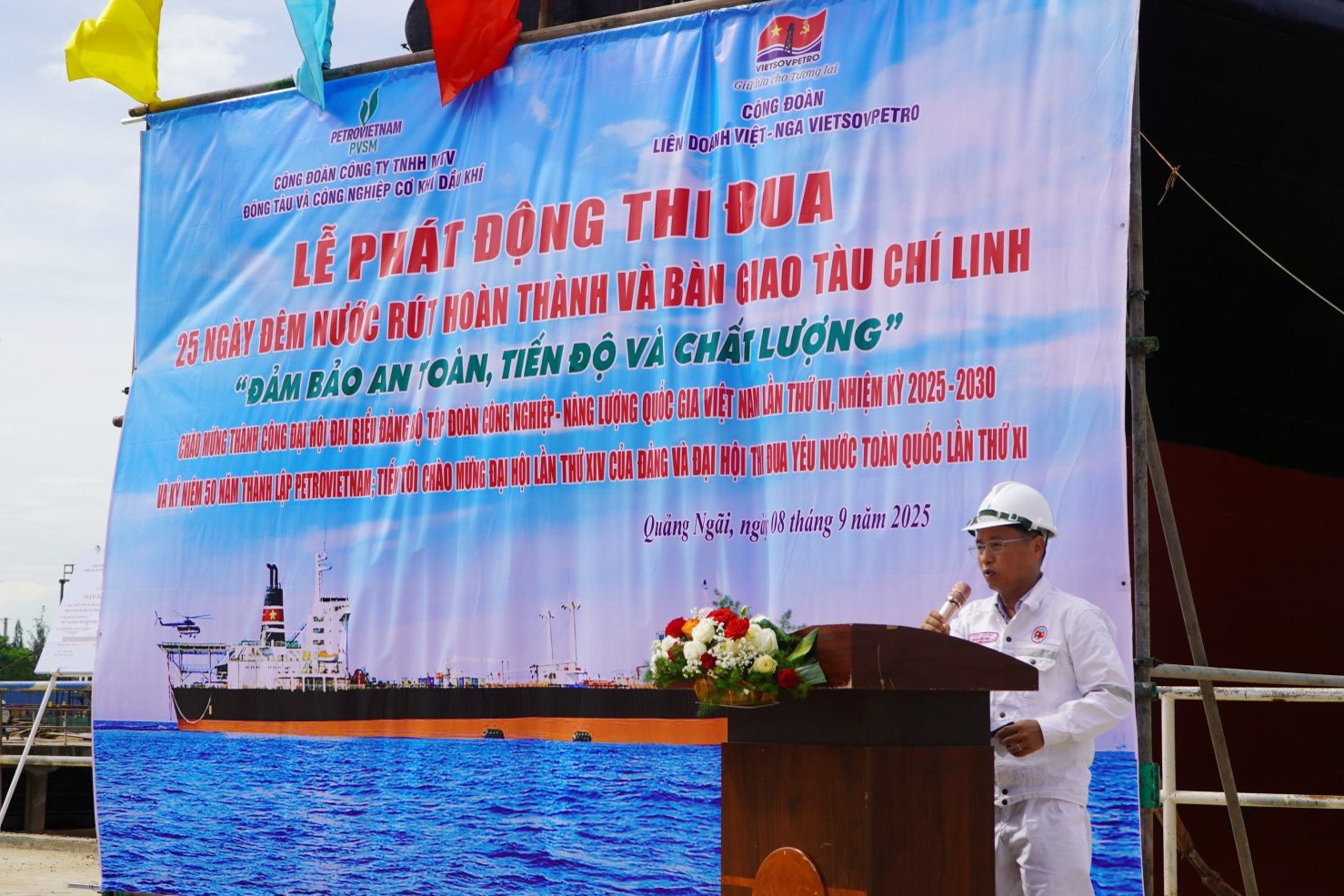 Ông Lê Việt Dũng - Ủy viên Ban thường vụ Đảng ủy- Chánh Kỹ sư VSP, Phó Tổng Giám đốc Vietsovpetro phát biểu tại lễ thi đua.