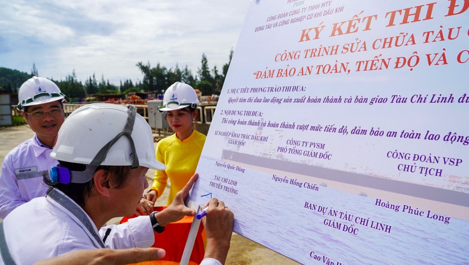 Đại diện các đơn vị ký giao ước thi đua tại Công trường.