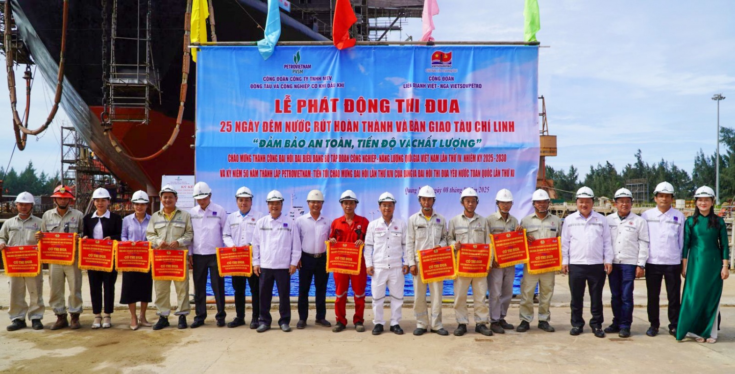 Đại diện các đơn vị nhận cờ thi đua tại Lễ phát động