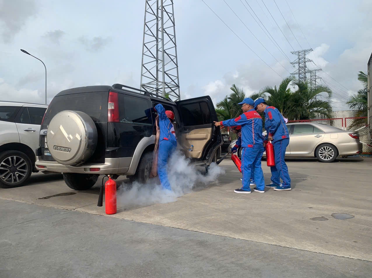 Cán bộ nhân viên tham gia học thực hành xử lý tình huống giả định sự cố tại CHXD