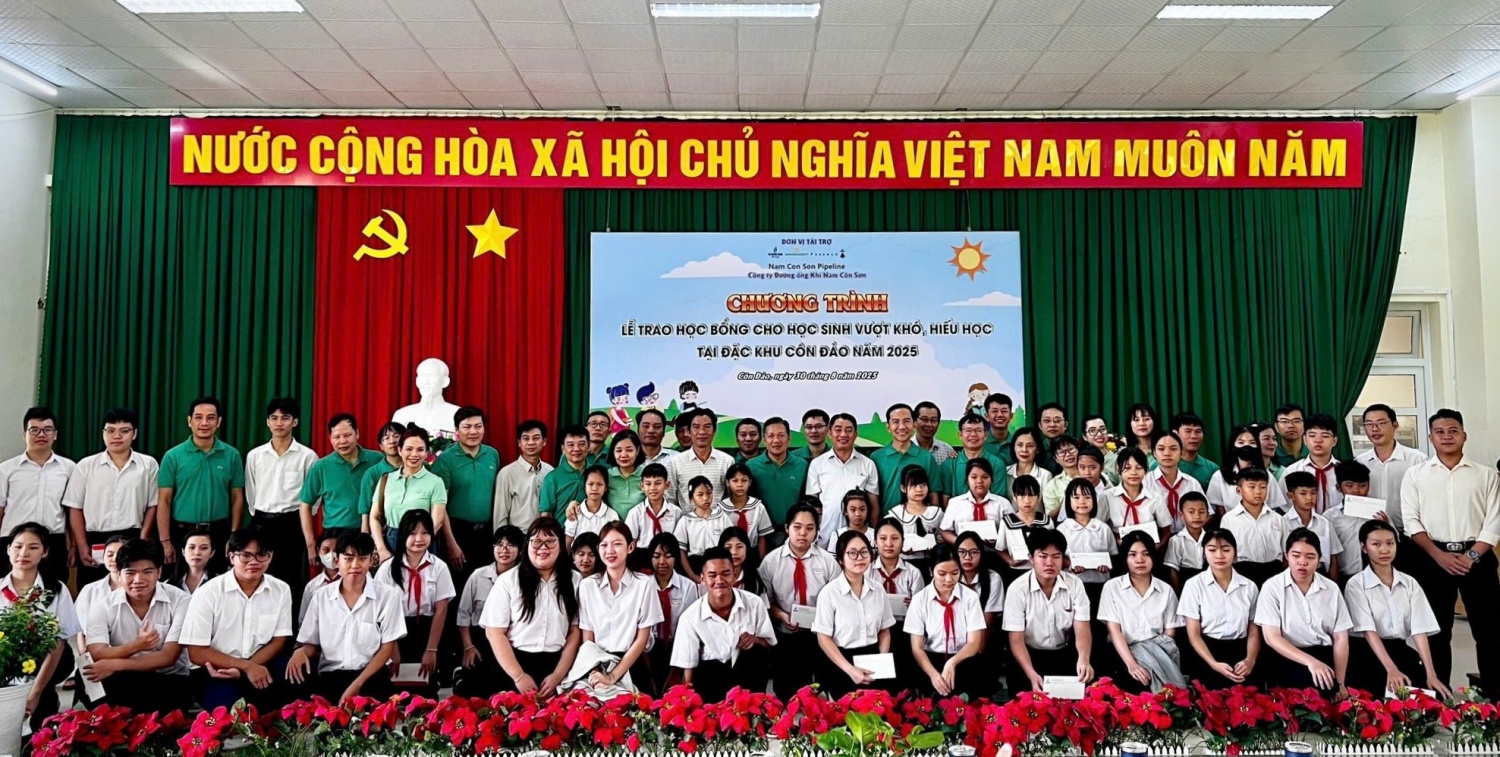 Chi bộ PV GAS NCSP trao học bổng cho học sinh vượt khó, hiếu học tại Đặc khu Côn Đảo Chi bộ PV GAS NCSP trao học bổng cho học sinh vượt khó, hiếu học tại Đặc khu Côn Đảo