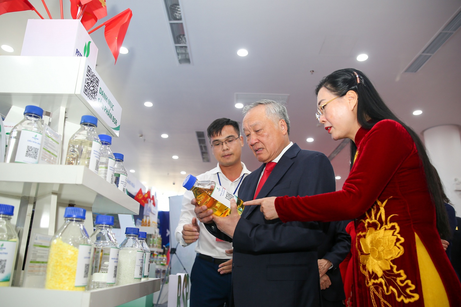 Đồng chí Bùi Thị Quỳnh Vân - Ủy viên Trung ương Đảng, Bí thư Tỉnh ủy Quảng Ngãi giới thiệu các sản phẩm của BSR