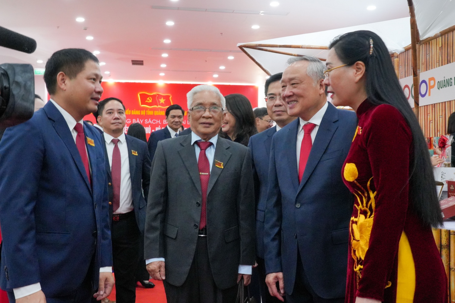 Đồng chí Bùi Ngọc Dương - Bí thư Đảng uỷ, Chủ tịch HĐQT BSR báo cáo tình hình hoạt động của BSR với Phó Thủ tướng Thường trực Chính phủ Nguyễn Hoà Bình và lãnh đạo tỉnh Quảng Ngãi.