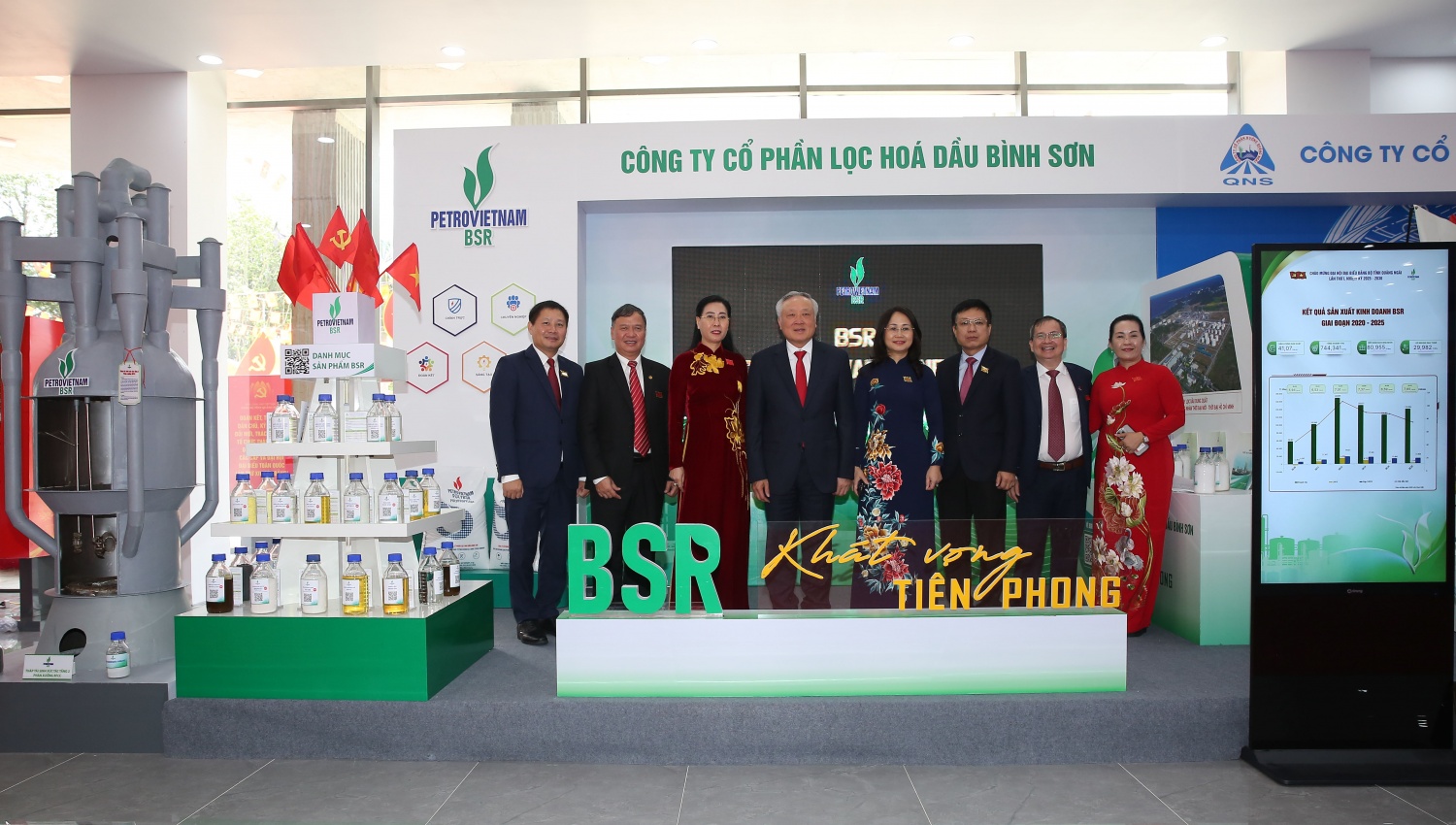 Phó Thủ tướng Thường trực Chính phủ Nguyễn Hoà Bình cùng lãnh đạo các Ban/Bộ, Ngành Trung ương, tỉnh Quảng Ngãi tham quan gian hàng trưng bày các sản phẩm của BSR