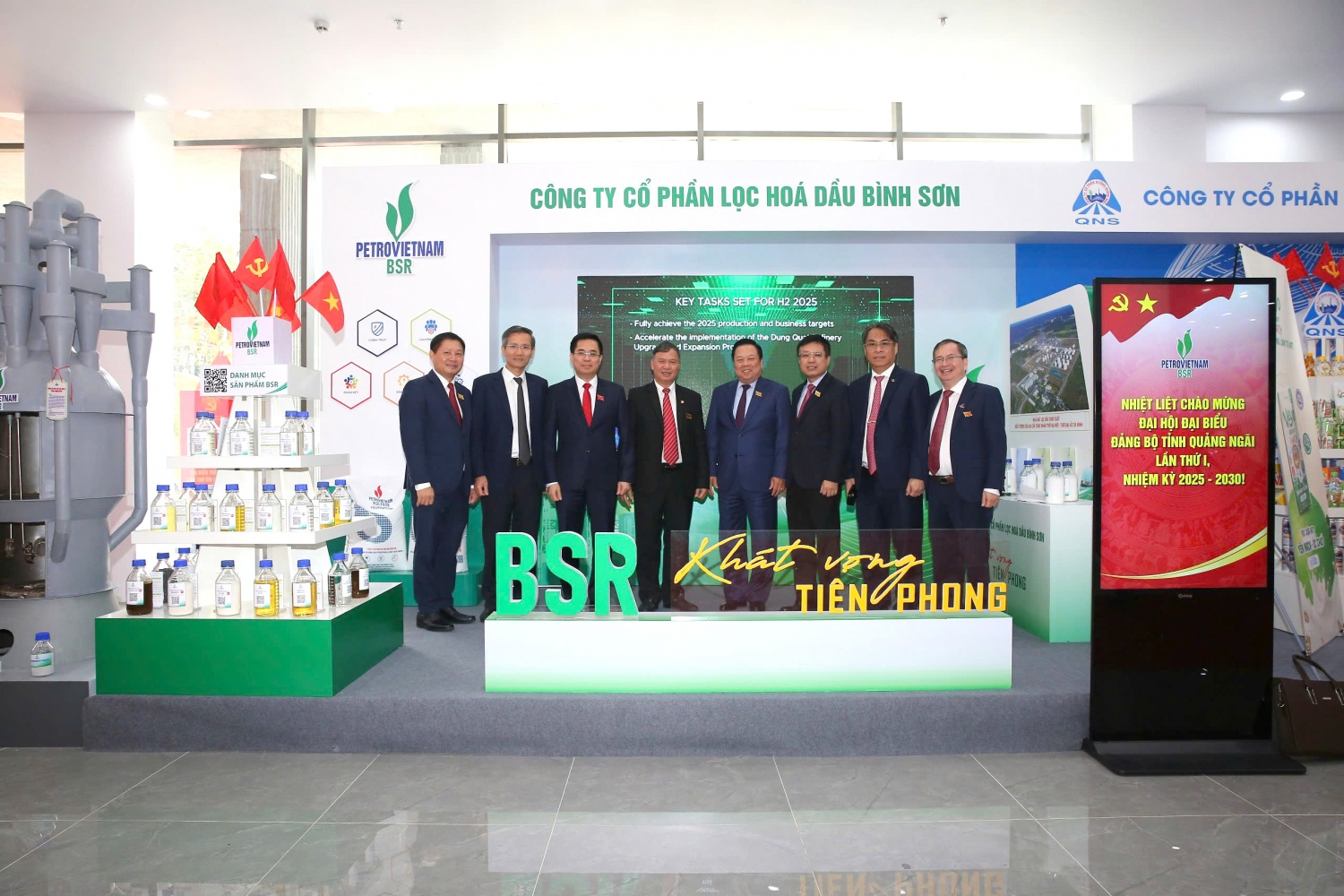 Các đại biểu tham dự Đại hội đại biểu Đảng bộ tỉnh Quảng Ngãi nhiệm kỳ 2025 - 2030 chụp ảnh lưu niệm tại gian hàng BSR.