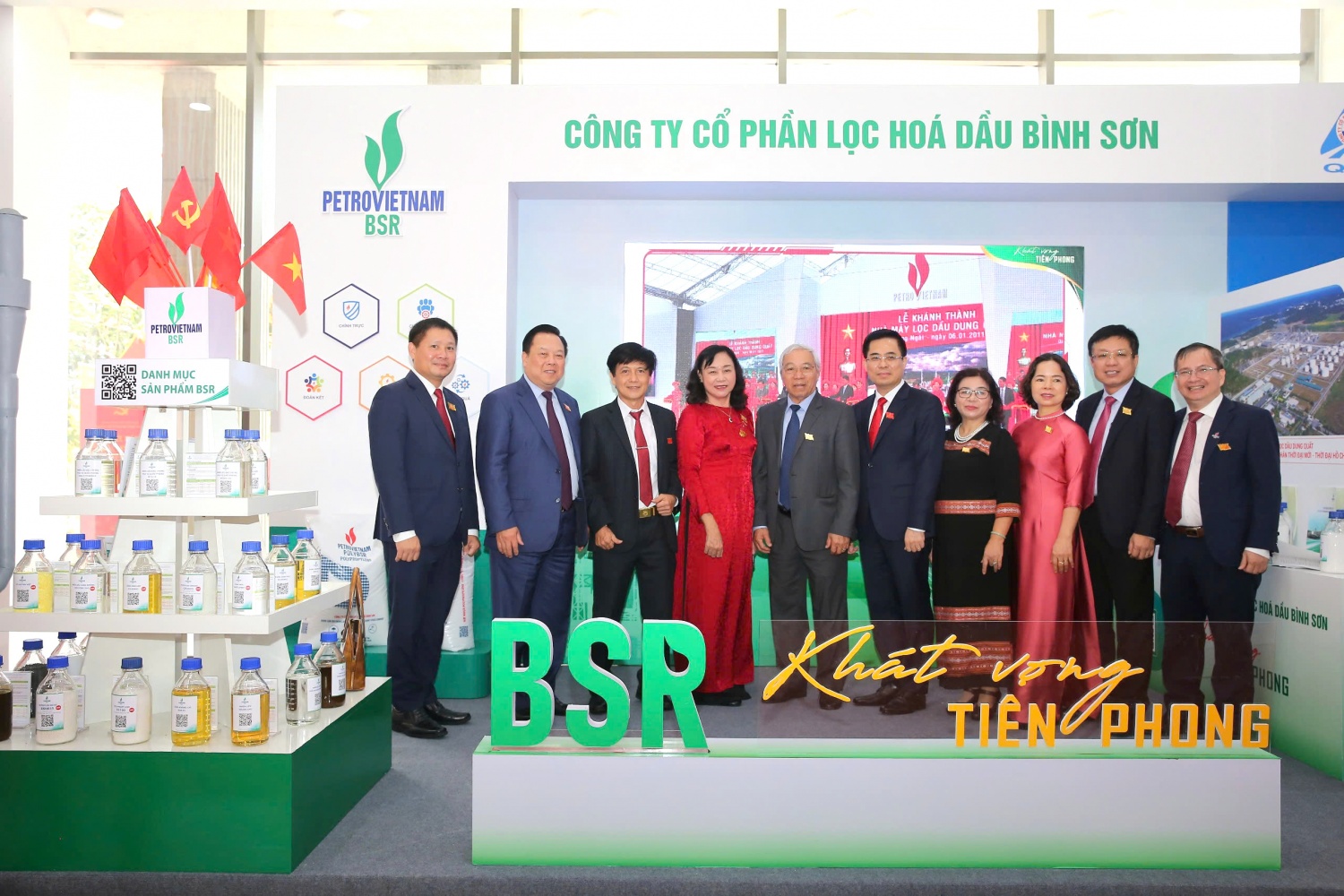 Đại biểu Trung ương, lãnh đạo tỉnh Quảng Ngãi, nguyên lãnh đạo tỉnh Quảng Ngãi chụp ảnh lưu niệm tại gian hàng BSR