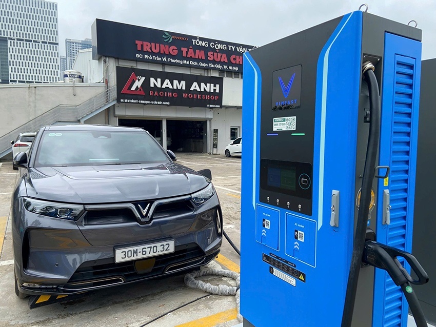 Trạm sạc V-Green “triệu đô” tại Hà Nội: Có thể sạc cùng lúc 70 xe điện, tài xế tấm tắc khen chất lượng và quy mô Trạm sạc V-Green “triệu đô” tại Hà Nội: Có thể sạc cùng lúc 70 xe điện, tài xế tấm tắc khen chất lượng và quy mô