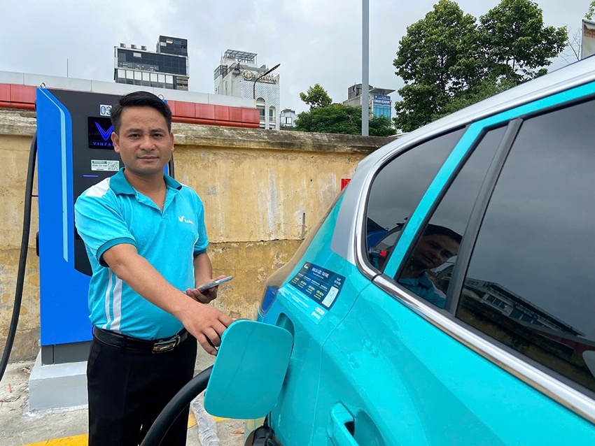Trạm sạc V-Green “triệu đô” tại Hà Nội: Có thể sạc cùng lúc 70 xe điện, tài xế tấm tắc khen chất lượng và quy mô Trạm sạc V-Green “triệu đô” tại Hà Nội: Có thể sạc cùng lúc 70 xe điện, tài xế tấm tắc khen chất lượng và quy mô