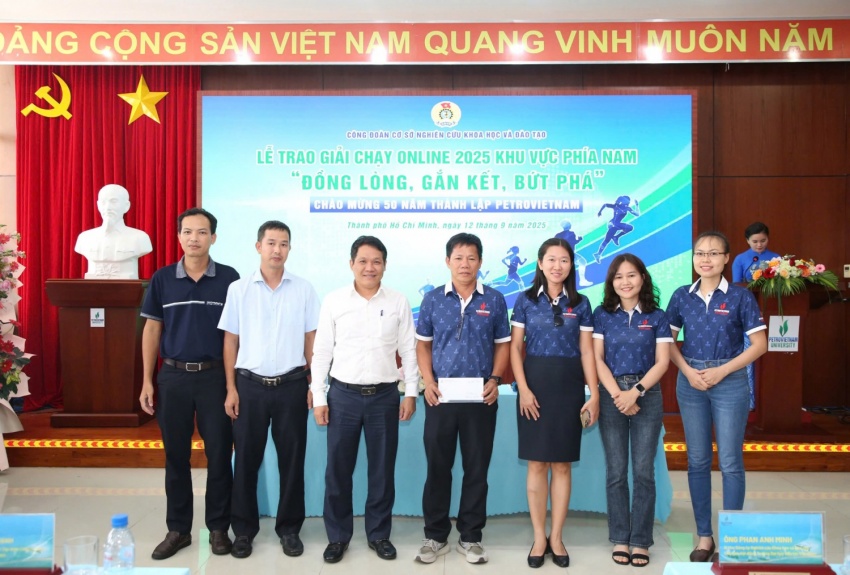 Ông Phan Minh Quốc Bình – Hiệu trưởng PVU, Phó Viện trưởng VPI trao giải Ba cho đội PVCollege 01
