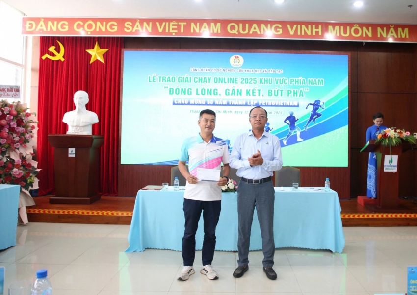 Ông Lương Quốc Kông - Phó Hiệu trưởng PVCollege trao giải Nhì cho đội VPI 04