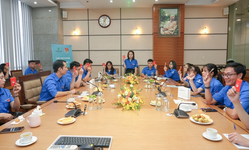 Các đại biểu biểu quyết thông qua các nội dung được trình bày tại Hội nghị