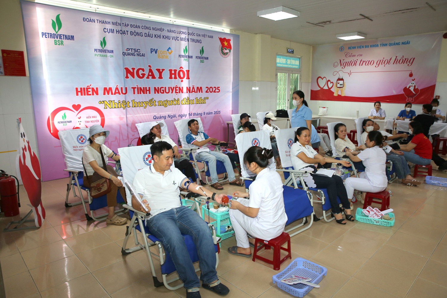 Hàng trăm đơn vị máu được hiến tặng trong Ngày hội hiến máu tình nguyện của BSR