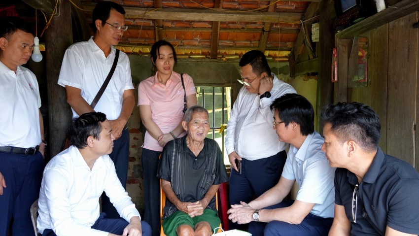 Đồng chí Nguyễn Mạnh Kha - Ủy viên BCH Tổng Liên đoàn Lao động Việt Nam, Ủy viên BCH Đảng bộ Tập đoàn, Phó Chủ tịch Thường trực Công đoàn Petrovietnam cùng các đơn vị, đã đến từng hộ gia đình trao những phần quà thiết thực nhằm giúp đỡ bà con ổn định cuộc sống sau cơn bão số 5.