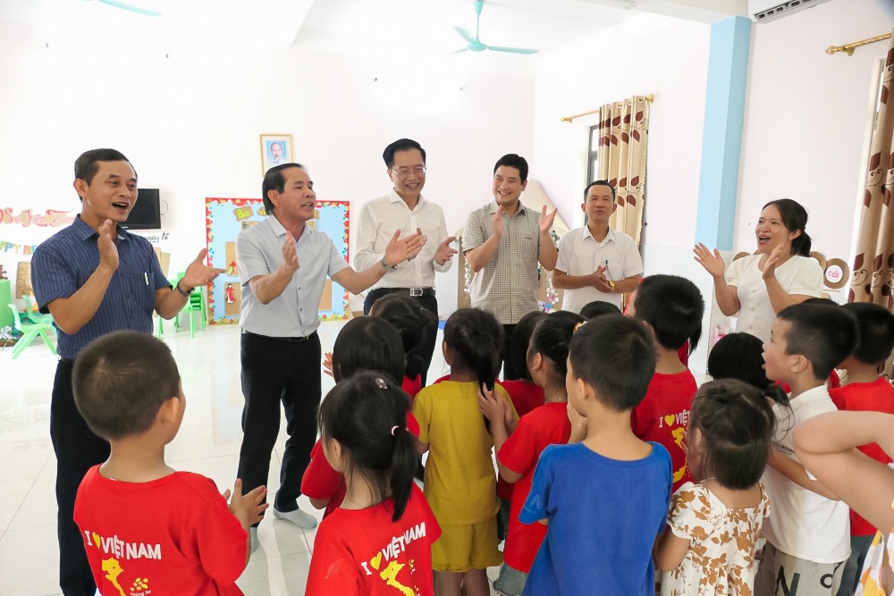 Các em học sinh và thầy cô giáo trường Mầm non Nghĩa An hân hoan khi sử dụng phòng học mới