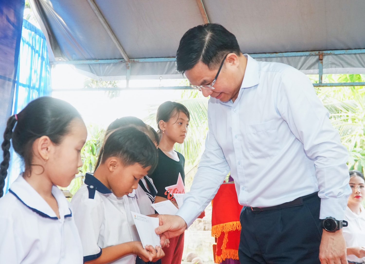 Petrovietnam đồng hành cùng sự nghiệp trồng người, nâng bước trẻ thơ tới trường