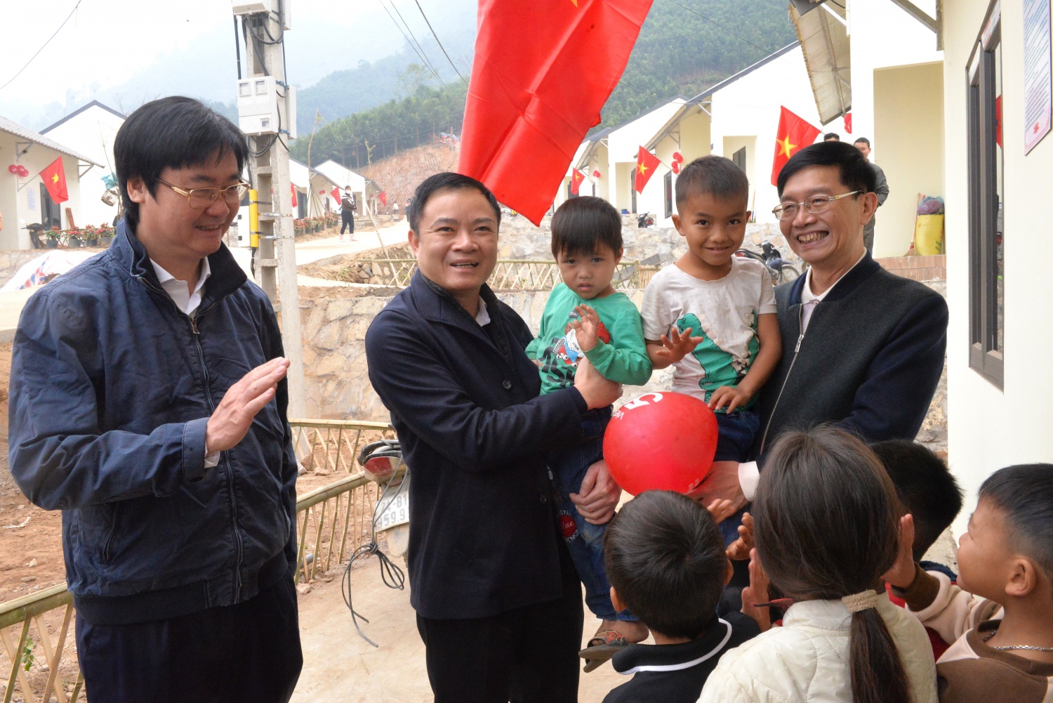 Petrovietnam đồng hành cùng sự nghiệp trồng người, nâng bước trẻ thơ tới trường