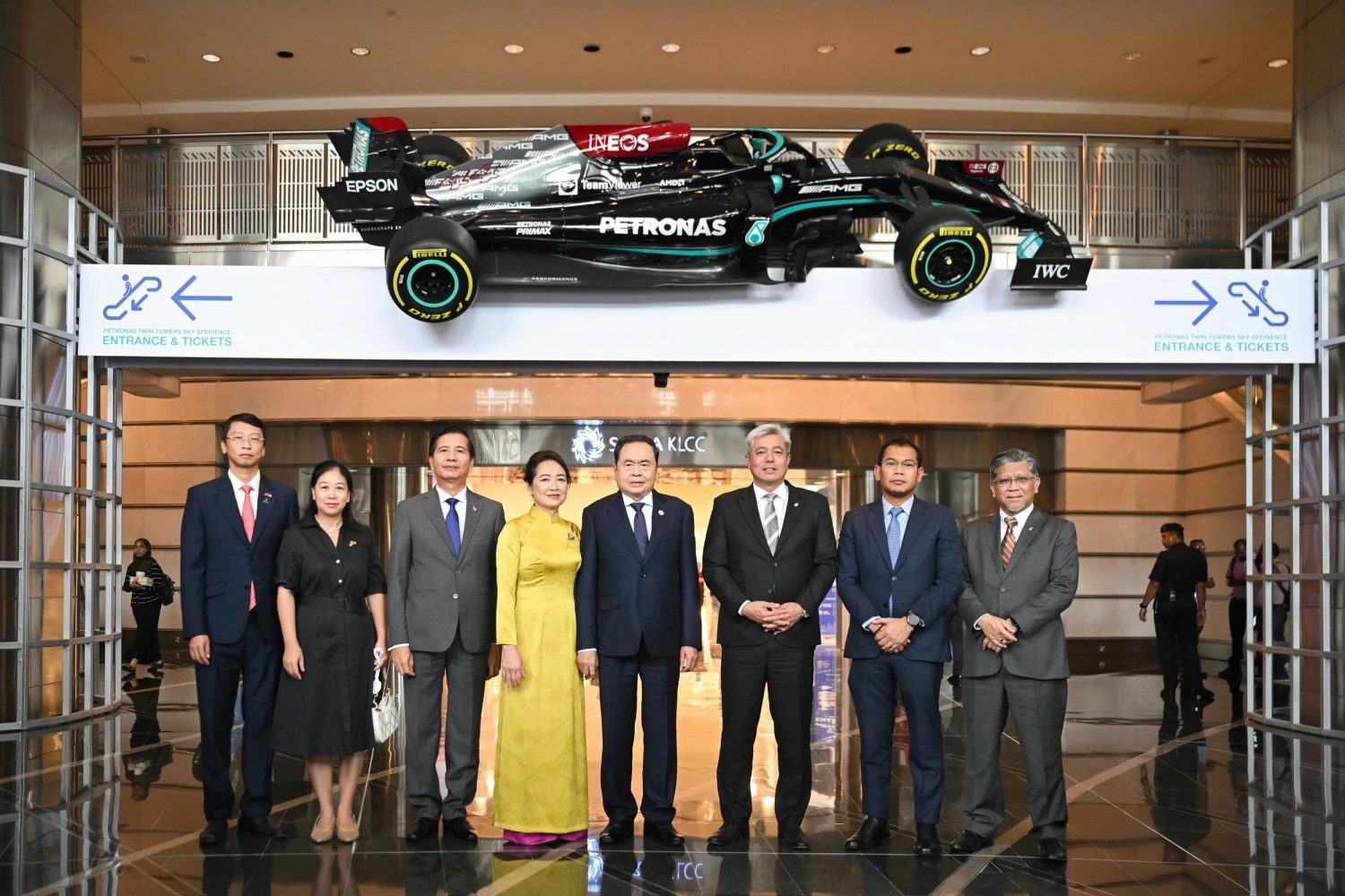 Chủ tịch Quốc hội Trần Thanh Mẫn và Phu nhân thăm và làm việc với Tập đoàn Petronas. Ản Chủ tịch Quốc hội Trần Thanh Mẫn và Phu nhân thăm và làm việc với Tập đoàn Petronas. Ản