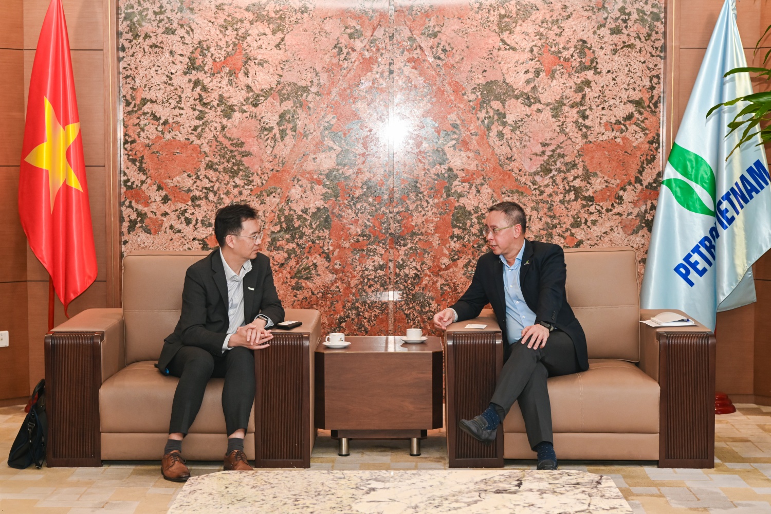 Ông Trần Bình Minh, Thành viên Hội đồng Thành viên Petrovietnam trao đổi với ông Pang Xingjian, Tổng Giám đốc Schneider Electric khu vực Đông Á