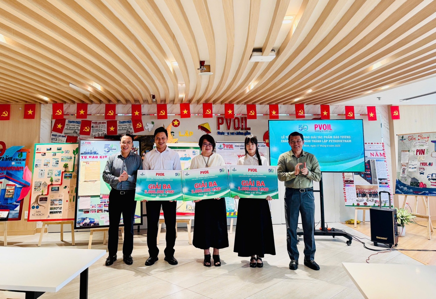 Ông Trương Đại Hoàng - Phó tổng Giám đốc PVOIL và ông Hoàng Đình Tùng - Phó tổng Giám đốc PVOIL trao 03 giải Ba cho Ban Kế hoạch, Ban Kinh doanh Sản phẩm dầu và Ban Kiểm soát nội bộ