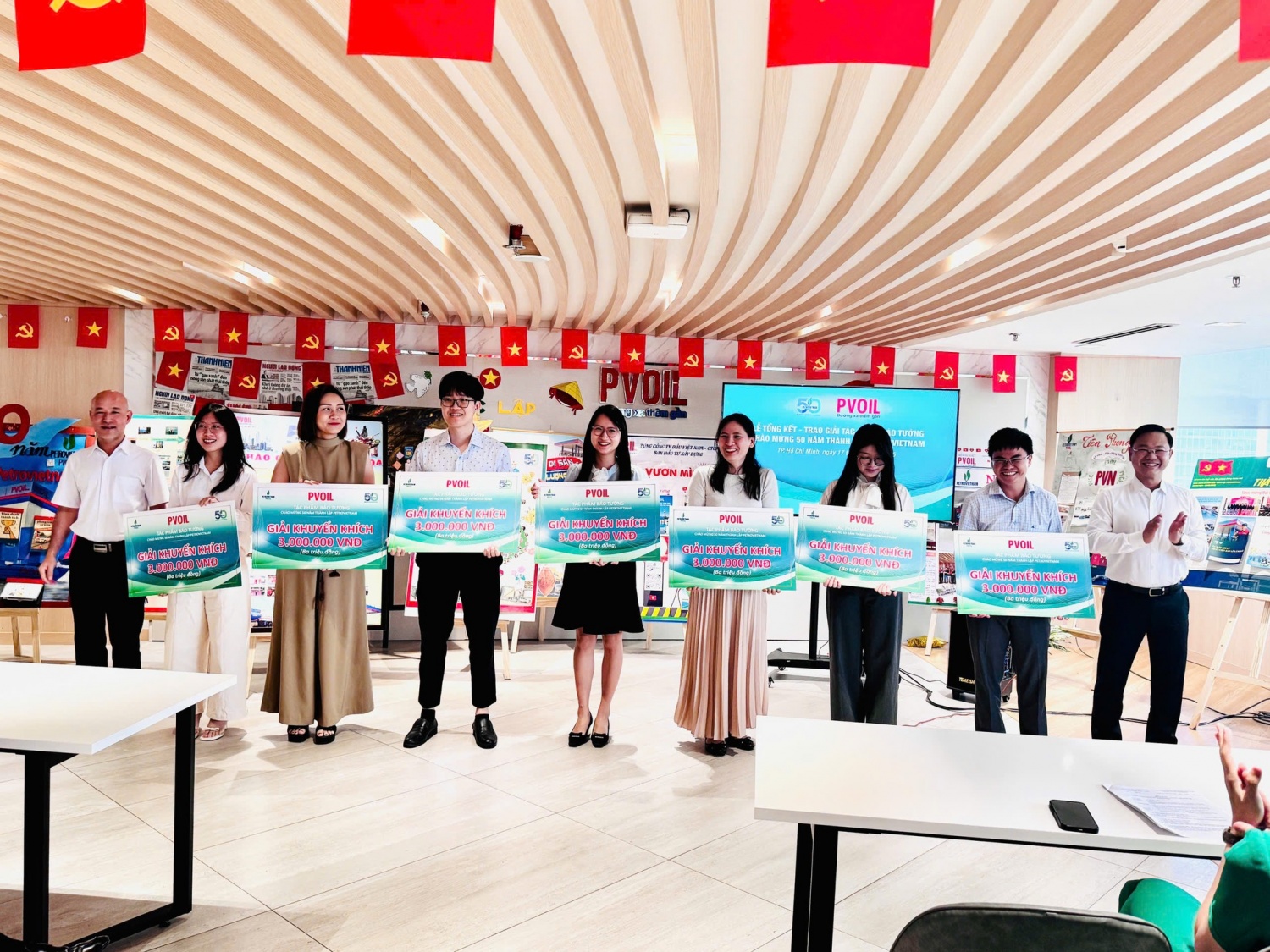 Ông Nguyễn Ngọc Ninh - Kế toán trưởng PVOIL và ông Mai Xuân Hải - Bí thư Đoàn thanh niên PVOIL trao 07 giải Khuyến khích cho Ban Dầu thô, Văn phòng Tổng công ty, Ban Đầu tư Xây dựng, Ban chuẩn bị triển khai kinh doanh Jet A1, Ban Công nghệ Thông tin, Ban Pháp chế & Quản trị Rủi ro và Ban Kỹ thuật An toàn