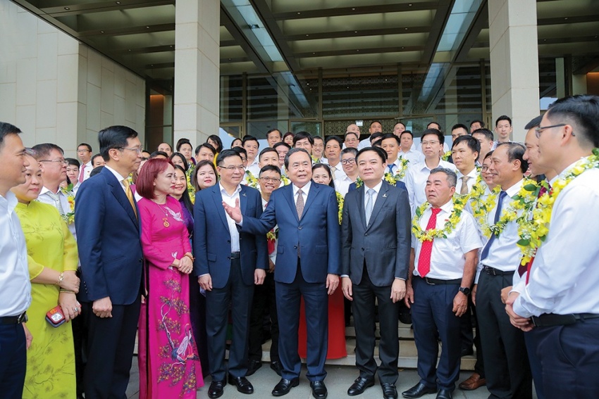 Chủ tịch Quốc hội Trần Thanh Mẫn gặp mặt, trò chuyện với lãnh đạo, người lao động Petrovietnam
