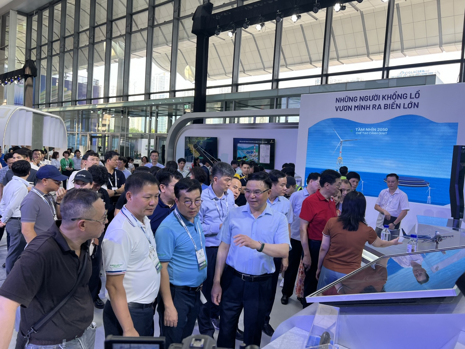 Chủ tịch HĐTV Petrovietnam Lê Mạnh Hùng (ngoài cùng bên phải, hàng trên) kiểm tra công tác thiết kế, lắp đặt các gian hàng tham gia Triển lãm.