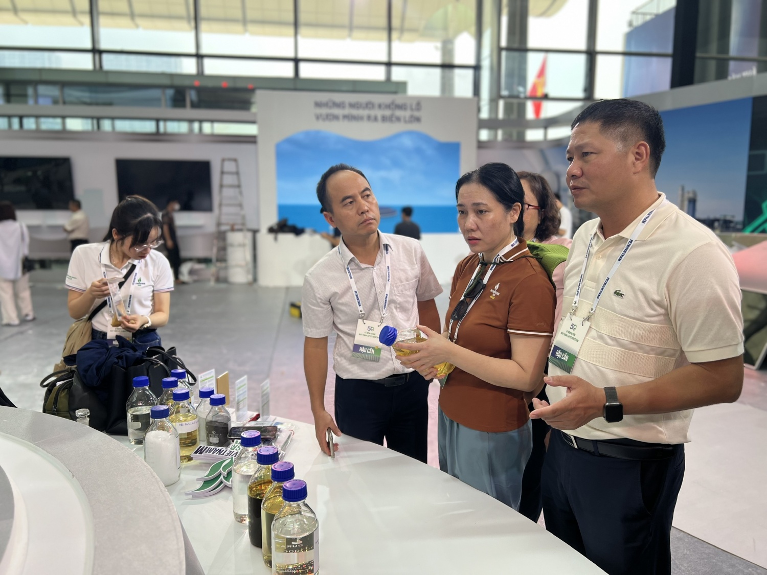 Chủ tịch HĐQT BSR Bùi Ngọc Dương (ngoài cùng bên phải) chỉ đạo bộ phận chuyên môn hoàn thiện gấp các vật phẩm trưng bày khu trong triển lãm.