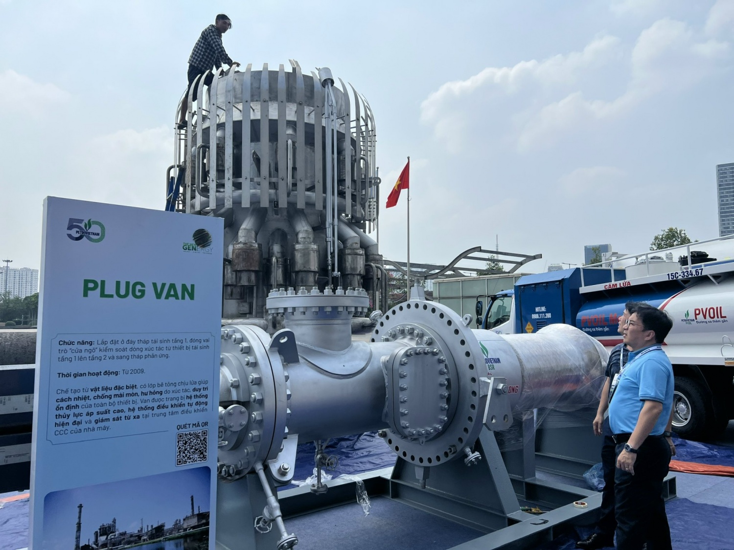 Tổng Giám đốc BSR Nguyễn Việt Thắng (áo xanh) đã trực tiếp chỉ đạo, giám sát khu trưng bày ngoài trời.