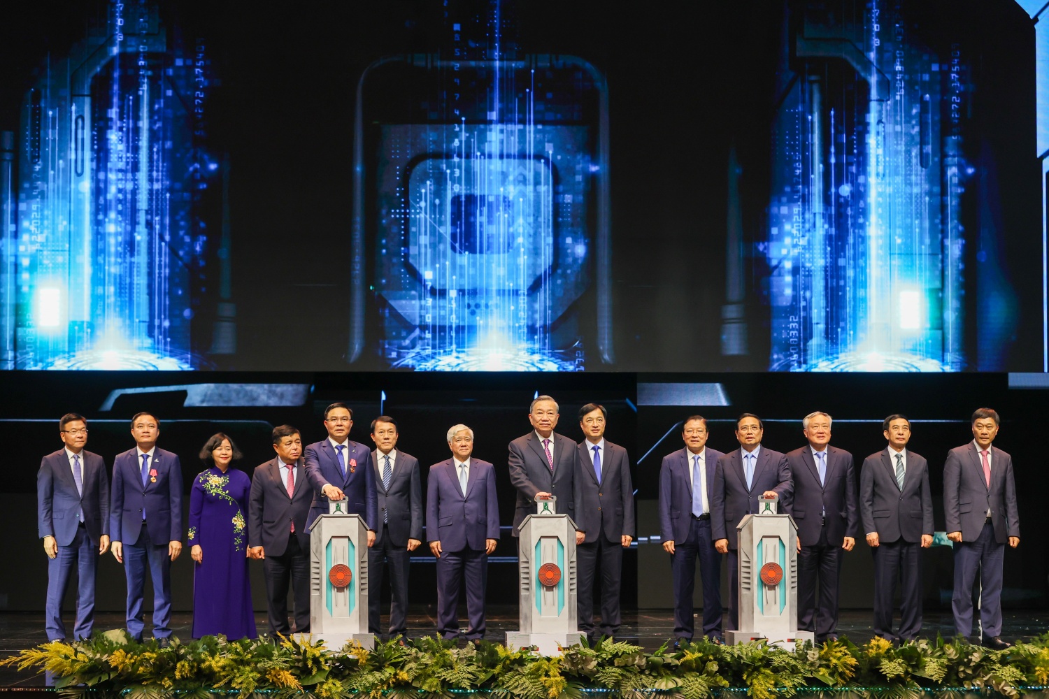 Các đại biểu thực hiện nghi thức khởi động chương trình STEM Innovation Petrovietnam với tổng kinh phí 500 tỷ đồng từ nguồn an sinh xã hội, nhằm phát triển hệ thống phòng học STEM trên toàn quốc